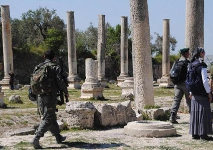 عشرات المستوطنين يقتحمون المنطقة الأثرية في سبسطية