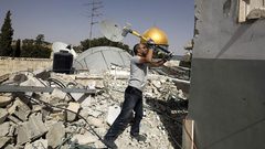 الاحتلال يجبر عائلة على هدم منزلها في حي رأس العامود بالقدس المحتلة