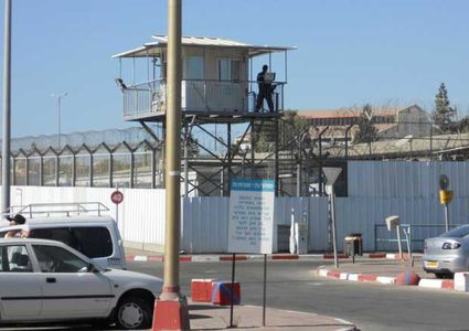 سلطات الاحتلال تفرج عن مواطن مقدسي بشرط الحبس المنزلي