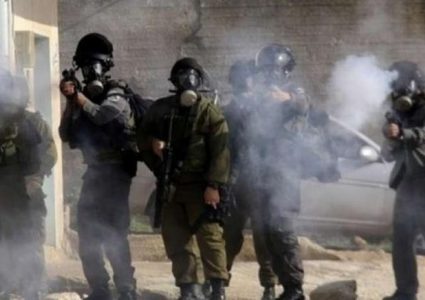 إصابات بالاختناق خلال مواجهات مع الاحتلال في مخيم العروب