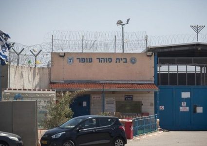 للمرة الثالثة..محكمة الاحتلال تمدد اعتقال طالبة جامعية من جنين