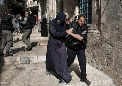 سلطات الاحتلال تبعد سيدة عن المسجد الأقصى لمدة 6 أشهر