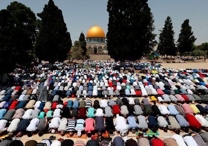 رغم العراقيل.. عشرات الآلاف يؤدون صلاة الجمعة بالمسجد الأقصى