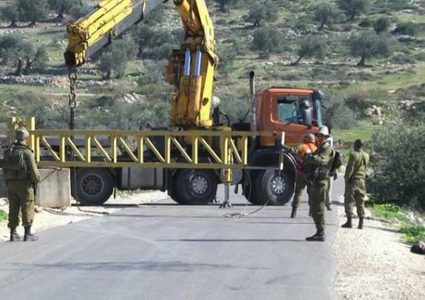 الاحتلال يحتجز شابين على مدخل عزبة الطبيب شرق قلقيلية