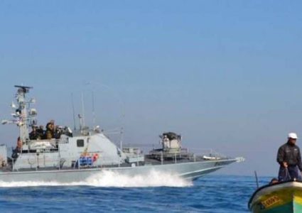 بحرية الاحتلال تغرق مركب صيد قبالة شاطئ رفح