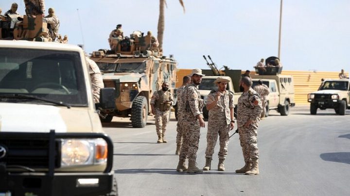 قتلى وجرحى باشتباكات في العاصمة الليبية وأنباء عن إغلاق الطريق الساحلي