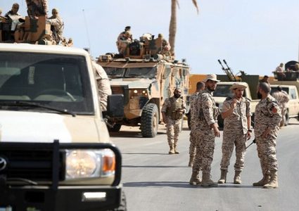 قتلى وجرحى باشتباكات في العاصمة الليبية وأنباء عن إغلاق الطريق الساحلي