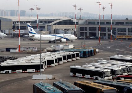 إعلام الاحتلال يكشف عن حدث غير معتاد في مطار اللد