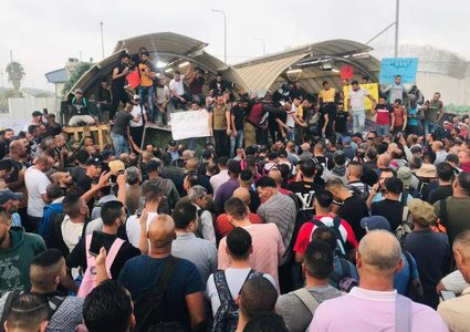 العمال يحتجون ويمتنعون عن الوصول لأعمالهم بسبب قرار تحويل أجورهم للبنوك