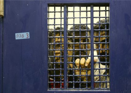 الأسرى يبدأون اليوم أولى خطواتهم النضالية في وجه السجان الإسرائيلي