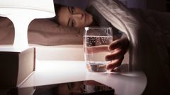 هل يجب أن تشرب الماء قبل النوم؟.. خبراء يجيبون