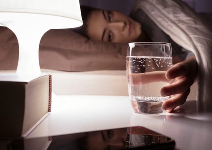 هل يجب أن تشرب الماء قبل النوم؟.. خبراء يجيبون