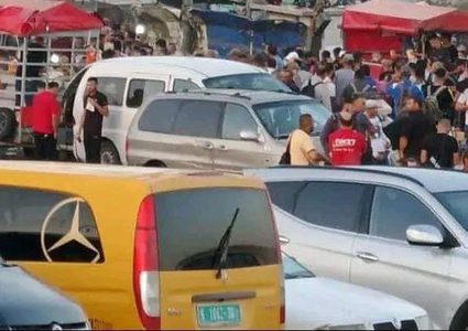 آلاف العمال الفلسطينيين يعتصمون على الحواجز ويرفضون التوجه إلى العمل