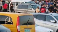 لاف العمال الفلسطينيين يعتصمون على حواجز إسرائيلية ويرفضون التوجه إلى العمل داخل الخط الأخضر؛ احتجاجاً على قرار تحويل رواتبهم للبنوك الفلسطينية.