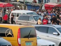 لاف العمال الفلسطينيين يعتصمون على حواجز إسرائيلية ويرفضون التوجه إلى العمل داخل الخط الأخضر؛ احتجاجاً على قرار تحويل رواتبهم للبنوك الفلسطينية.