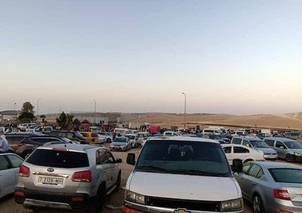 لاف العمال الفلسطينيين يعتصمون على حواجز إسرائيلية ويرفضون التوجه إلى العمل داخل الخط الأخضر؛ احتجاجاً على قرار تحويل رواتبهم للبنوك الفلسطينية.