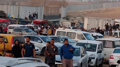 آلاف العمال الفلسطينيين يعتصمون على الحواجز ويرفضون التوجه إلى العمل