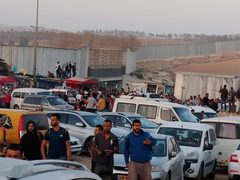 لاف العمال الفلسطينيين يعتصمون على حواجز إسرائيلية ويرفضون التوجه إلى العمل داخل الخط الأخضر؛ احتجاجاً على قرار تحويل رواتبهم للبنوك الفلسطينية.