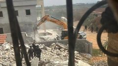 الاحتلال يهدم منزلاً وأساسات بالداخل المحتل