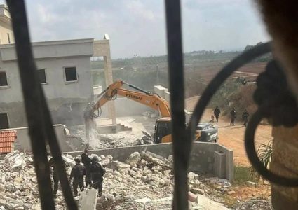 الاحتلال يهدم منزلاً وأساسات بالداخل المحتل