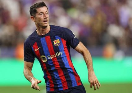 تشافي: وجود ليفاندوفسكي في برشلونة نعمة