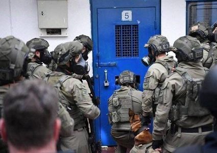 نادي الأسير: وحدات القمع تقتحم غرفتين للأسرى بسجن "مجدو"