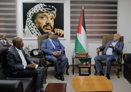 الرجوب يطلع سفير جنوب إفريقيا على آخر المستجدات