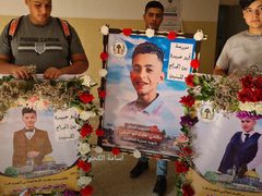 مدرسة أبو عبيدة شمال قطاع غزة تفتتح العام الدراسي الجديد بتأبين 3 من طلابها ووضع أكاليل على مقاعدهم بعد ارتقائهم خلال عدوان الاحتلال الأخير على غزة