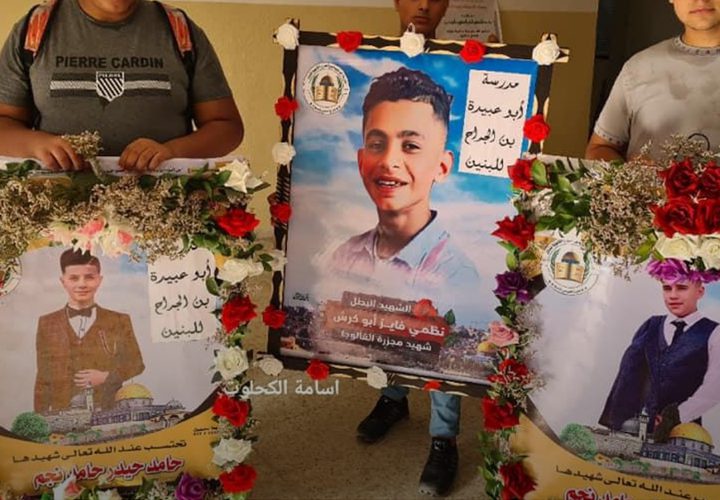 مدرسة أبو عبيدة شمال قطاع غزة تفتتح العام الدراسي الجديد بتأبين 3 من طلابها ووضع أكاليل على مقاعدهم بعد ارتقائهم خلال عدوان الاحتلال الأخير على غزة
