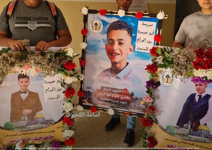 مدرسة أبو عبيدة شمال قطاع غزة تفتتح العام الدراسي الجديد بتأبين 3 من طلابها ووضع أكاليل على مقاعدهم بعد ارتقائهم خلال عدوان الاحتلال الأخير على غزة