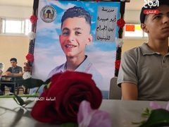 مدرسة أبو عبيدة شمال قطاع غزة تفتتح العام الدراسي الجديد بتأبين 3 من طلابها ووضع أكاليل على مقاعدهم بعد ارتقائهم خلال عدوان الاحتلال الأخير على غزة