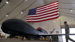 إيران تحتجز طائرة أمريكية بدون طيار ثم تعيد إطلاقها