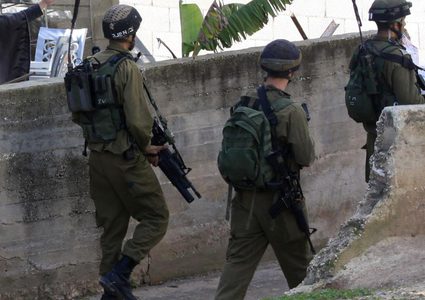 الاحتلال يحتجز شابين ويداهم عدة منازل في جنين