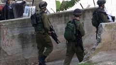 الاحتلال يحتجز شابين ويداهم عدة منازل في جنين