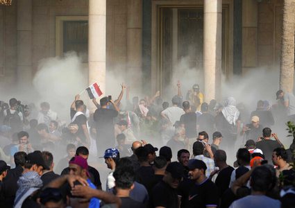 مقتدى الصدر يدعو لإقرار حقوق شهداء الثورة السلمية في العراق