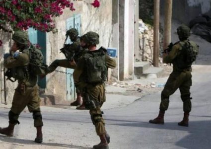 الاحتلال يعتقل مواطنا ويفتش منازل في الخليل