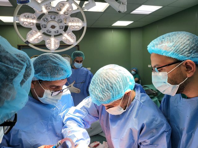 وفد من "جمعية أطباء لحقوق الإنسان" يجري 26 عمليّة جراحيّة معقدة في غزة
