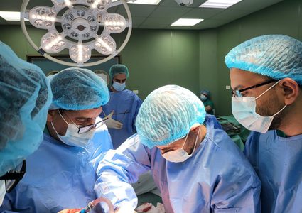 وفد من "جمعية أطباء لحقوق الإنسان" يجري 26 عمليّة جراحيّة معقدة في غزة