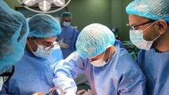 وفد من "جمعية أطباء لحقوق الإنسان" يجري 26 عمليّة جراحيّة معقدة في غزة