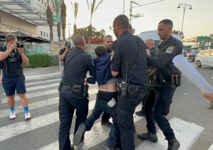 شرطة الاحتلال تقمع وقفة مساندة للمعتقل عواودة في الرملة