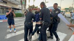 شرطة الاحتلال تقمع وقفة مساندة للمعتقل عواودة في الرملة