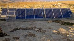 الاحتلال يعتقل مواطنا ويحطم خلايا شمسية لأحد المنازل في الخليل