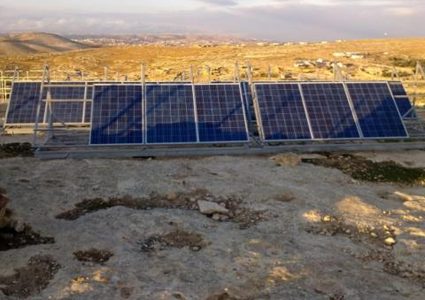 الاحتلال يعتقل مواطنا ويحطم خلايا شمسية لأحد المنازل في الخليل