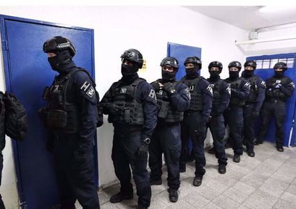 وحدات القمع تقتحم "رامون" وتنقل أسيرين للزنازين