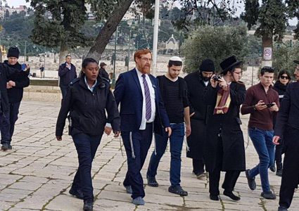 عشرات المستوطنين يقتحمون الأقصى برفقة المتطرف غليك