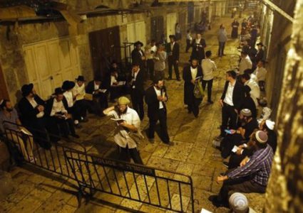 مستوطنون يهاجمون منازل المواطنين جنوب بيت لحم