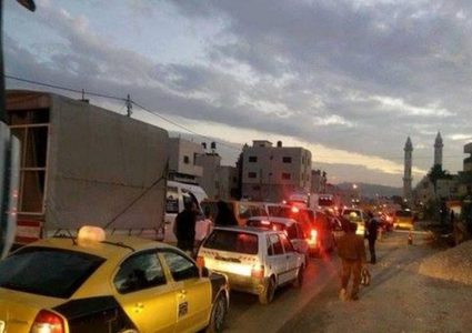 قوات الاحتلال تعيق حركة المواطنين على حاجز عسكري جنوب جنين