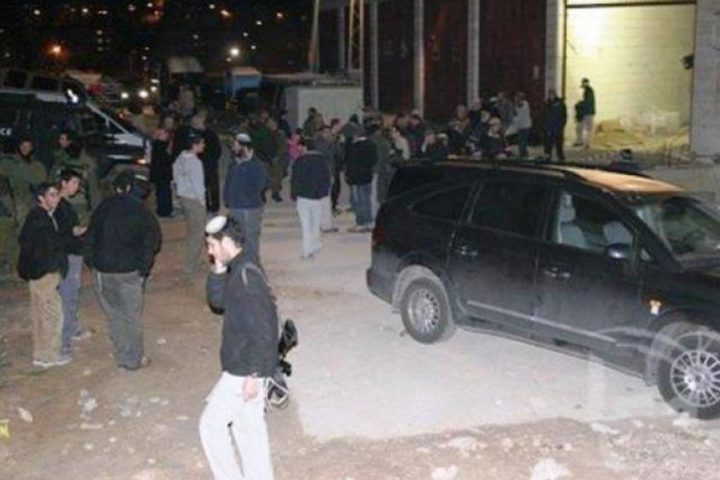 مستوطنون يعتدون بالضرب على مقدسي