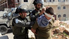 قوات الاحتلال تعتقل طفلا ويحتجز فتى بالقرب من الحرم الإبراهيمي بالخليل