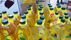 الاقتصاد: أسعار الزيوت والطحين في فلسطين ستشهد انخفاضا الأيام المقبلة